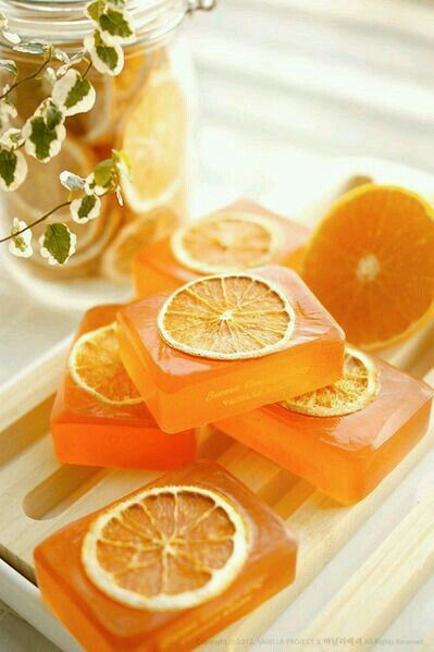 Soap Photography, Savon Diy, Diy Soap Bars, Easy Soap Recipes, Săpunuri Handmade, Diy Soap Recipe, Orange Soap, Handmade Soap Recipes, Homemade Soap Recipes