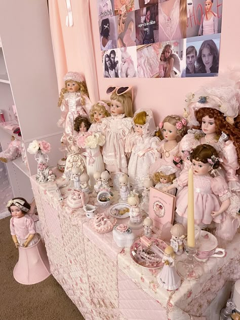 Porcelain Doll Display, Doll Room Aesthetic, Doll Collection Room, Vintage Porcelain Dolls, Doll Room, Antique Porcelain Dolls, Doll Aesthetic, Princess Room, Victorian Dolls