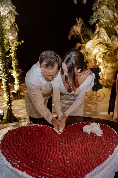 Wedding Cakes With Flowers Elegant, Wedding Cake Heart Shape, Red Wedding Aesthetic, Wedding Cake Heart, Fairytale Wedding Ceremony, Wedding Facts, Wedding Cake Flower, Heart Shaped Wedding Cakes, Heart Wedding Cake