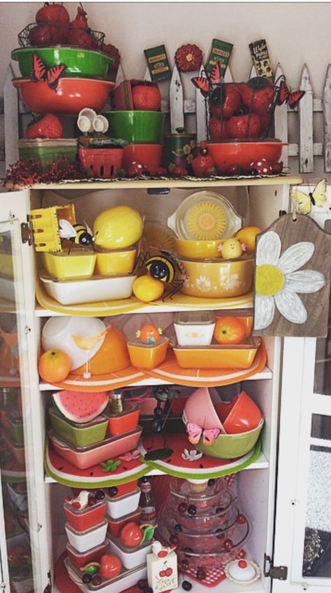 Fruit theme Summer '17 Pyrex display Pyrex Designs, Cathrineholm Lotus, Vintage Pyrex Collection, Pyrex Display, Fruit Kitchen Decor, Summer Display, Mccoy Pottery Vases, Dish Organization, Pyrex Glassware