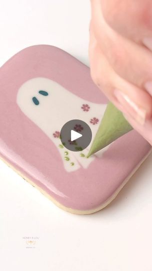 124K views · 7.8K reactions | Happy October!  The Halloween season is officially upon us.  And so is this little cutie of a ghost.  I’m bringing her back around in case you didn’t get to meet her last year 👻

Royal icing tutorial, tips and tricks, beginner cookie class, Halloween, floral ghost, sweet and spooky, wet on wet, autumn, fall, seasonal treats 
#RoyalIcing #DecoratedCookies #CookieArt #ghostcookies #floralghost  #halloweencookies #cookieclass #wetonwetcookies #decoratingtips #RoyalIcingTips #royalicingtricks #buzzfeedtasty  #CreativeBaking #CookieDesign #HandDecorated #EdibleArt #CookieInspo #InstaCookies #CookieVideo #howtodecoratecookies #satisfyingvideos #cookielover #cookiegram #cookiesofinstagram #thebakefeed
#cookieartist #sugarcookiedecorating #sugarcookies #sugarcookieso Wet On Wet Fall Cookies, Ghost Cookies Royal Icing, Royal Icing Halloween Cookies, Royal Icing Tutorial, Wet Autumn, Cookie Gram, Dessert Decor, Sweet And Spooky, Cookies Halloween