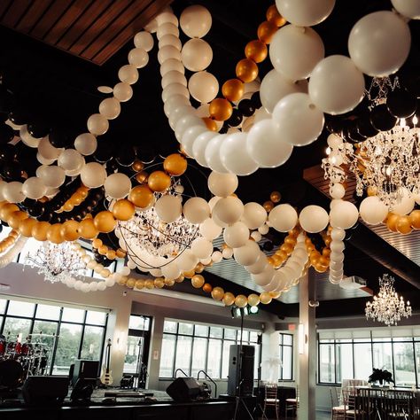 Starting off the week with this extravagant company Gatsby Party! This party was top notch and included our: -Feather wall… | Instagram Linking Balloons, Balloon Bar, Vintage Birthday Parties, Giant Balloon, Feather Centerpieces, Ice Sculpture, 50 Birthday, Great Gatsby Party, Bar Food