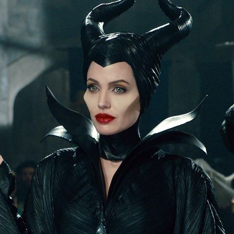 Maleficent Cosplay, Maleficent Movie, Angelina Jolie Maleficent, Contour Art, Maleficent Costume, Movie Makeup, Disney Maleficent, Disney Icons, Disney Live Action