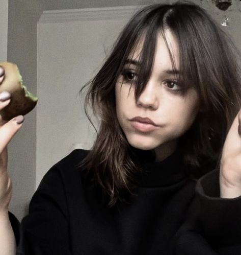 Jenna Ortega Eating, Ronaldo Photos, Jen Jen, Photo Logo Design, Anatomy Poses, Iconic Photos, Wednesday Addams, Amazing Spiderman, Jenna Ortega