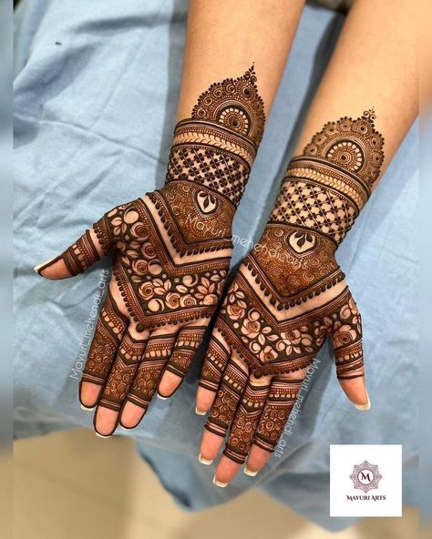 2 Hand Mehndi Designs, Garchoda Blouse Designs, Mordern Mehandi Design, Siders Mehndi Design, Side Mehandi Designs, Trendy Mehandi Designs Hands, Mehendi Designs For Both Hands, Indian Mehndi Designs Back Hand, Modern Mehndi Designs Minimal Front Hand