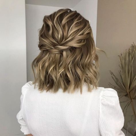 Short Bridal Hair, Short Hair Bride, Half Up Wedding Hair, Guest Hair, Curly Wedding Hair, Bridesmaid Hair Makeup, Hairdo Wedding, Wedding Guest Hairstyles, Bridesmaid Hair Short