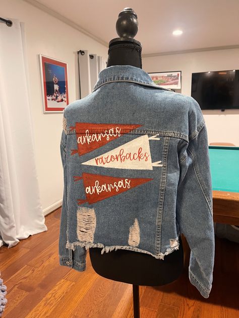 Painted Denim Jacket Football, Painted Jean Jacket School Spirit, College Jean Jacket, Spirit Jeans, College Tailgate Outfit, Jacket Painting, Jean Jacket Diy, College Tailgate, Gameday Fashion