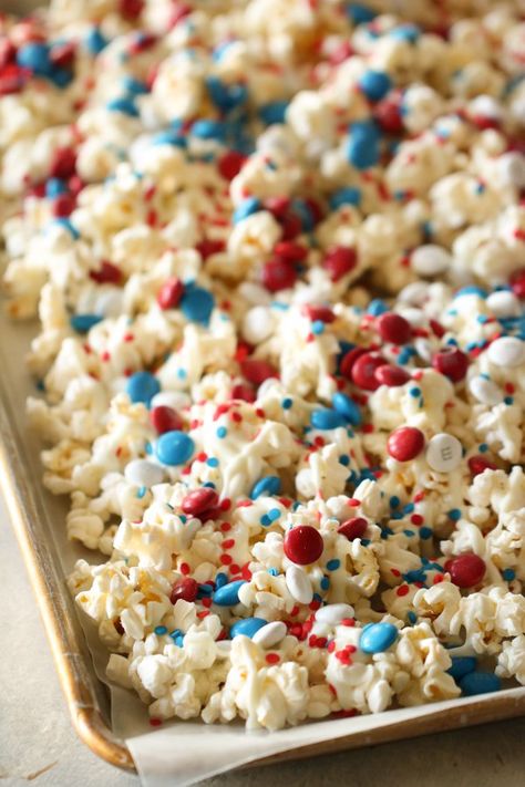 4th Of July Popcorn, Popcorn Snack Mix Recipes, Patriotic Popcorn, Popcorn Recipes Easy, Sweet Popcorn, Six Sisters Stuff, Popcorn Balls, Popcorn Snacks, Popcorn Recipe