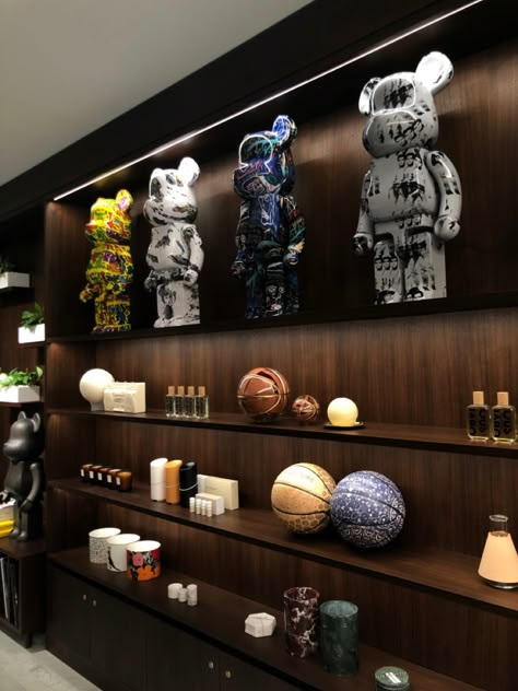 Bearbrick Home Decor, Bearbrick Interior Design, Bearbrick Decoration, Bearbrick Interior, Bearbrick Aesthetic, Street Style Decor, Bearbrick Decor, Vintage Art Deco Interior, Collectors Room Ideas