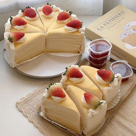 Strawberry Pastry Aesthetic, Crepe Cake Birthday, Birthday Food Ideas Aesthetic, Yummy Aesthetic Food, Mini Crepe Cake, Cute Baked Goods Aesthetic, Cafe Desserts Aesthetic, Food White Aesthetic, Aesthetic Cake Slice