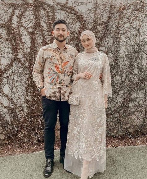 Kondangan Couple, Hijabi Gowns, Dress Muslim Modern, Kondangan Outfit, Bridesmaid Dresses Long Lace, Nikah Outfit, Hijab Dress Party, Kebaya Brokat, Batik Couple