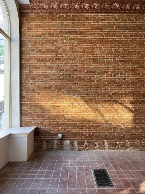 #brick #exposedbrick #brickwall #interiordesign Exposed Red Brick, Old Chicago Brick Wall, Koni Brick Old Chicago Rosse, Brick Studio, Engineering Bricks, Modern Market, Brick Manufacturing Process, Brick Detail, Brickwork