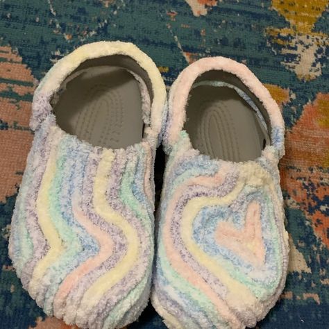 Customized yarn crocs 💕 Diy Yarn Crocs, Yarn Crocs, Crochet Crocs, Yarn Pants, Crochet Streetwear, Yarn Shoes, Yarn Slippers, Black Student Union, Fuzzy Shoes