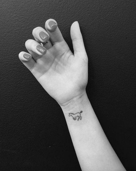 Small Horse Tattoo, Tattoo On Wrist, Horse Tattoo Design, Cute Simple Tattoos, Tiny Wrist Tattoos, Western Tattoos, Back Of Shoulder Tattoo, Cute Tiny Tattoos, Small Hand Tattoos