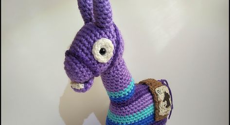 Hey Fortnite Fans, This Loot Llama Amigurumi is For YOU! Hook One Up #crochet #amigurumi #fortnite Crochet Fortnite Llama, Crochet Yugioh, Crochet Fortnite Pattern Free, Fortnite Crochet Patterns, Crochet Fortnite, Fortnite Crochet, Money Birthday, Video Game Pattern, Fortnite Birthday