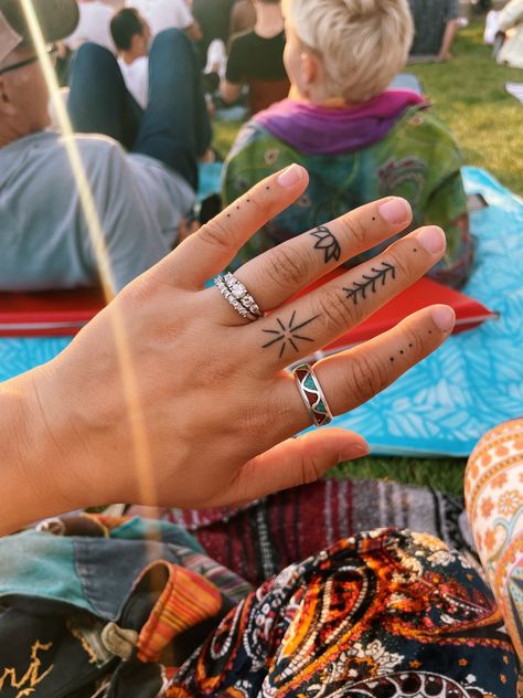 #fingertattoo #hippiestyle #lotusflowertattoo Boho Finger Tattoos, Finger Tattoos, Hippie Style, Body Art, Tattoos, Art