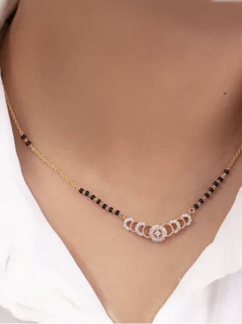 Black Beads With Gold Chain, Mangalsutra Pendal Designs Gold, Blackbeads Mangalsutra Simple, Sort Mangalsutra Designs, Black Beads Diamond Mangalsutra, Black Beads Simple Designs, Black Beads Diamond Pendant, Diamond Nallapusalu Designs, Blackbeeds Chain Short