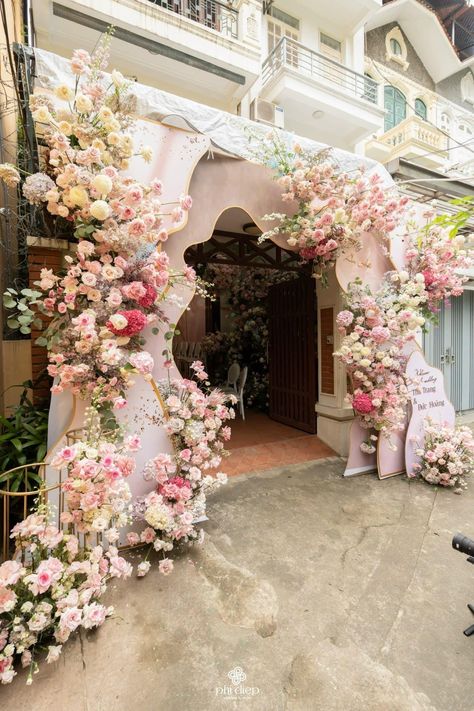 Wedding Backdrop Fairytale, Pink Debut Theme, Wedding Gate, Vietnam Wedding, Debut Ideas, Wedding Entrance Decor, Dream Wedding Decorations, Wedding Planning Decor, Wedding Backdrop Design