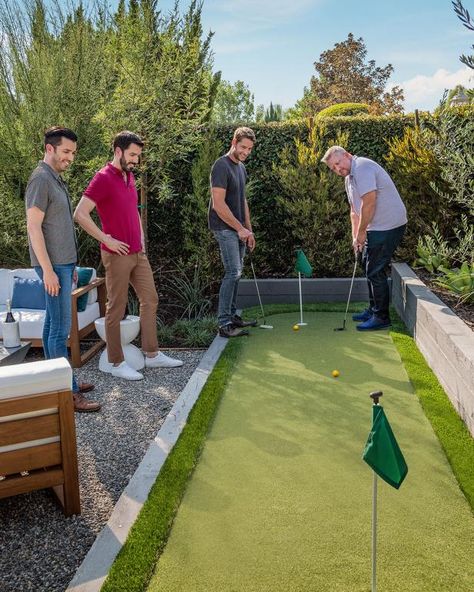 Golf Backyard Ideas, Mini Golf Backyard Ideas, Home Mini Golf Course, Backyard Putt Green, Turf Backyard Ideas Play Areas, Backyard Game Area, Golf In Backyard, Home Mini Golf, Backyard Mini Golf Course