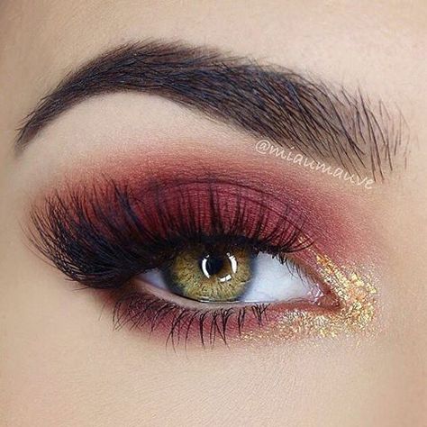 🍷👑 Gorgeous burgundy glam look by @miaumauve using our eyeshadows in Narciso, Petra, Fahrenheit and Camelot + Dazzle Liner in Klimt + Magic Pencil in Light Nude on waterline + Brow Divine eyebrow pencil in Uranus #NABLA #NablaCosmetics Nabla Cosmetics, Burgundy Makeup, Make Up Designs, Trendy Eyeshadow, White Eyeshadow, Makeup Tutorial Eyeshadow, Shimmer Eyeshadow, Makeup Eye Looks, Glam Look