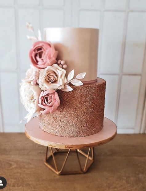 Rose Gold 2 Tier Cake, Cake Decorating Elegant, Rose Gold Birthday Cakes, Simple Rose Gold Cake Ideas, Rose Gold Sweet 16 Cake, Rose Gold Cake Ideas, Rose Gold Cake Ideas Birthday, Rose Gold Cakes, Bolo Rose Gold