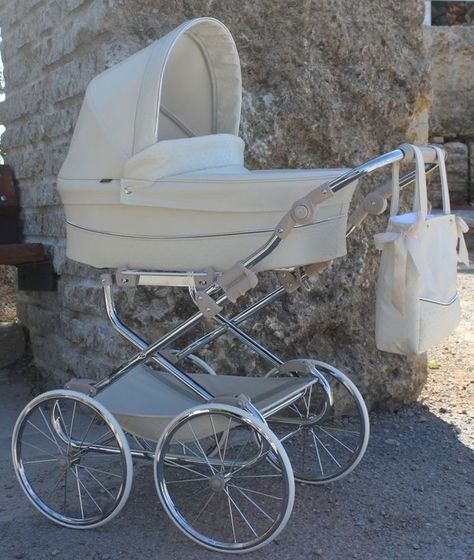 Vintage Pram, Baby Gadgets, Baby Room Inspiration, Baby Equipment, Baby Prams, Baby Necessities, Luxury Baby, Baby Stroller, Everything Baby