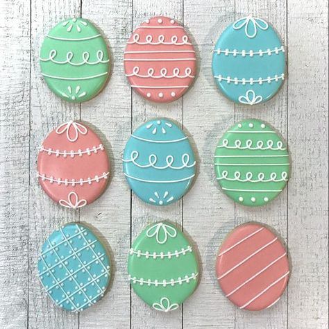 Easter egg cookies Spring Royal Icing Cookies Decorating Ideas, Sugar Cookies Easter Decorating Ideas, Easter Egg Cutout Cookies, Easter Flooded Cookies, Circle Easter Cookies, Cute Easter Cookies, Easter Cutout Cookies Decorating Ideas, Decorated Egg Cookies, Egg Royal Icing Cookies