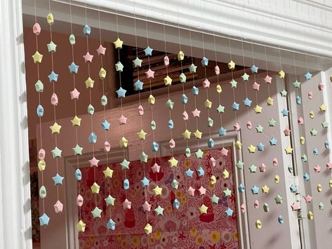 Origami Star Decoration, Room Decor Origami, Things To Hang On Your Ceiling, Room Garland Decor, Crafts For Apartment Diy, Arts And Crafts Room Decor, Paper Stars Decor, Paper Star Chain, How To Make Big Paper Stars