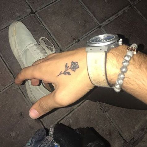 Cool Little Tattoos, Herren Hand Tattoos, Tatoo Inspiration, Men's Small Tattoo, Small Tattoos Simple, Small Hand Tattoos, Cool Small Tattoos, Small Tattoos For Guys, Tattoo Videos