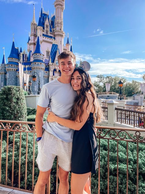 Couple Poses Disney World, Disney Boyfriend Pictures, Disneyland Picture Ideas Couples, Disney World Pictures Ideas Couple, Disney Couple Pictures Photo Ideas, Disney Couples Pictures, Disney World Couple Pictures, Couple Disney Pictures, Disney Couple Pictures