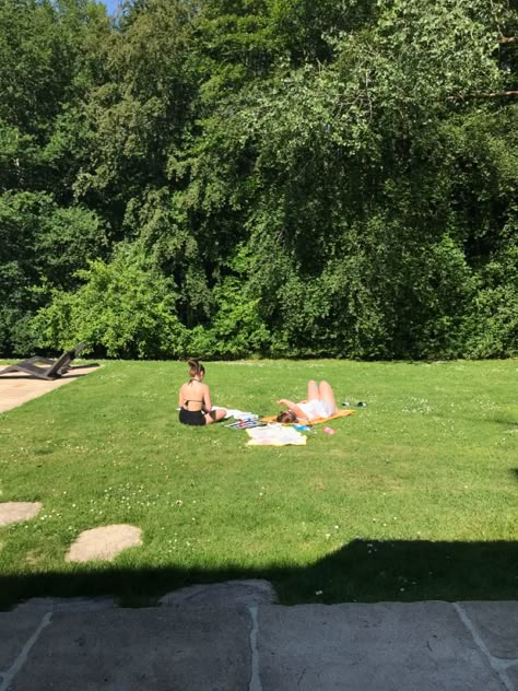 summer backyard sunbathing Sun Bathing Backyard, Sunbathing Aesthetic Garden, Backyard Summer Aesthetic, Summer Backyard Aesthetic, Sunbathe Aesthetic, Summer Candids, Sunbathing Photography, Sunbathing Aesthetic, Healing Girl Summer