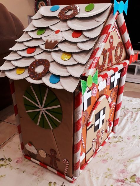 Hansel and gretel house Hansel And Gretel Costumes, Hansel And Gretel House, Cardboard Gingerbread, Cardboard Gingerbread House, Candy Land Christmas Outdoor, House Craft, Hansel Gretel, Candy House, Hansel And Gretel