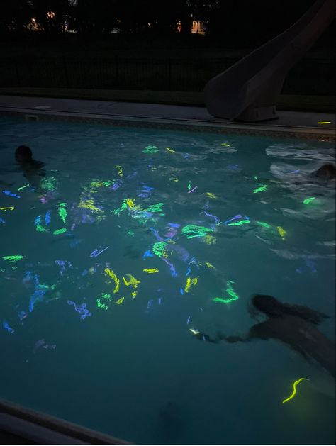 Pools At Night With Lights, Glowsticks In Pool, Glow Stick Pool Party, Swim Party Ideas, Late Night Swim Aesthetic, Night Swimming Aesthetic Pool, Night Time Pool Party, Glow Stick Pool, Night Swim Aesthetic