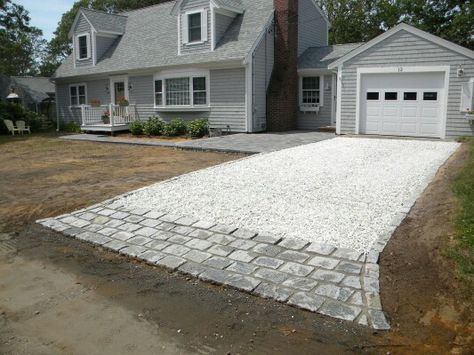 White gravel driveway Driveway Patio Combo, Small Gravel Driveway Ideas, Gravel Driveway Edging Ideas, Cobblestone Edging, Driveway Edging Ideas, Gravel Driveway Edging, Gravel Driveway Landscaping, Pebble Driveway, Brick Flower Bed