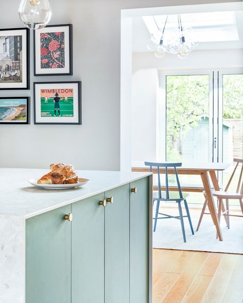 Three ways to style pastel blue 🩵 🗝️ Play into the shade’s vintage aesthetic by pairing it with a frosted glass light feature and traditional coving like @piainteriordesign 🎨 Balance the colour palette like @sophiepeckettdesign by introducing warmer shades and softer textures to offset cool, pastel blue backdrops ✨ Add gold hardware to give the hue touch of luxe like @interiorsbyleomaharper, @madebyhusk and @charlottelilford for @karine.savalle #colourtrends #traditionalinteriors #decort... Kitchen Drawer Knobs, Howdens Kitchens, Bright Kitchen, Kitchen Mood Board, Bedroom Drawers, Cupboard Knobs, Blue Backdrops, Drawer Hardware, Kitchen Worktop