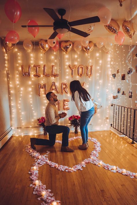 Proposal Ideas At Home, Proposal Ideas Simple, Wedding Proposal Ideas Engagement, Surprise Proposal Pictures, Cute Proposal Ideas, Unique Proposals, Proposal Pictures, Best Proposals, Ways To Propose