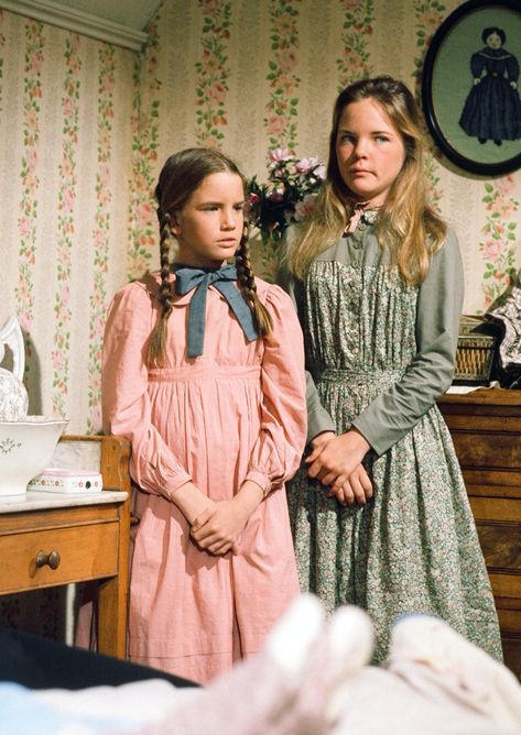 Prairie dresses - Laura & Mary Ingalls in Little House on the Prairie, the 70's TV series. Little House On The Prairie Dress, Mary Ingalls, Charles Ingalls, Prairie Fashion, Melissa Sue Anderson, Pioneer Clothing, Pioneer Girl, Ingalls Family, Pioneer Dress