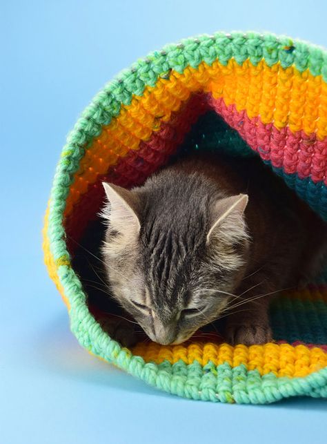 Have a kitty that loves to hide away? Using the yarn you have on hand you can create a lovely crochet cat sack hideaway they'll just love! Diy Crochet Cat Bed, Cat Hideaway, Cat Bed Pattern, Diy Cat Bed, Crochet Cat Bed, Cardboard Cat Scratcher, Crochet Cat Toys, Cat Couch, Cat Cave