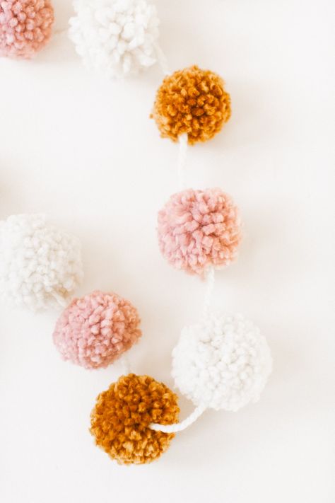 Diy Dried Orange Slices, Diy Pom Pom Garland, Pompon Diy, Pom Crafts, Garland Diy, Diy Pom Pom, Pom Garland, Pom Pom Maker, Dried Orange Slices