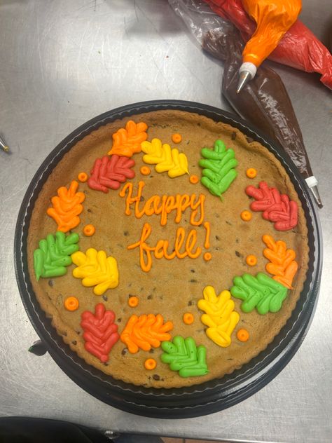 Mini Cookie Cake Designs, Thanksgiving Bakery Ideas, Thanksgiving Cookie Cake Ideas, Fall Sheet Cake Ideas, Easy Fall Cakes, Easy Cookie Cake Decorating Ideas, Thanksgiving Cookie Cakes, Fall Decorated Cakes Simple, Fall Themed Cookie Cake