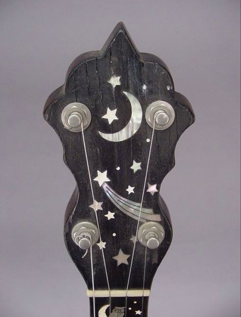 Guitar Design Art, Cool Guitar Designs, Arte Do Ukulele, Vintage Moon And Stars, Painted Guitar, Guitar Designs, Instruments Art, Electric Guitar Design, Guitar Obsession