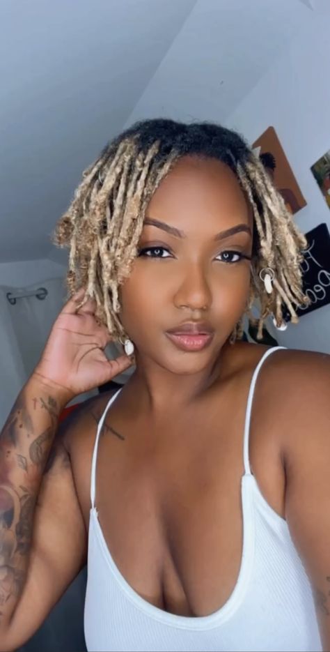 Blonde Tips On Locs, Starter Loc Styles, Locs Colors, Instant Locs, Blonde Hair Color Chart, Blonde Locs, Poc Women, Short Dreadlocks, Loc Goddess