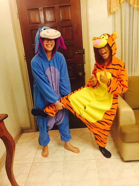 Couples Onesie Costumes, Duo Halloween Onesies, Matching Onesies For Best Friends Halloween, Halloween Onsies Couples, Onesie Ideas Halloween Teen, Onesie Costumes Couple, Cute Couple Halloween Costumes Onesies, Couples Halloween Costume Onesies, Halloween Costumes Duo Onesies