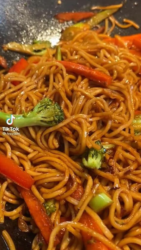 Noodle Recipes Easy, Chinese Cooking Recipes, Tasty Recipes Videos, Makanan Diet, Health Dinner Recipes, Food Recepie, Food Videos Cooking, Interesting Food Recipes, Diy Food