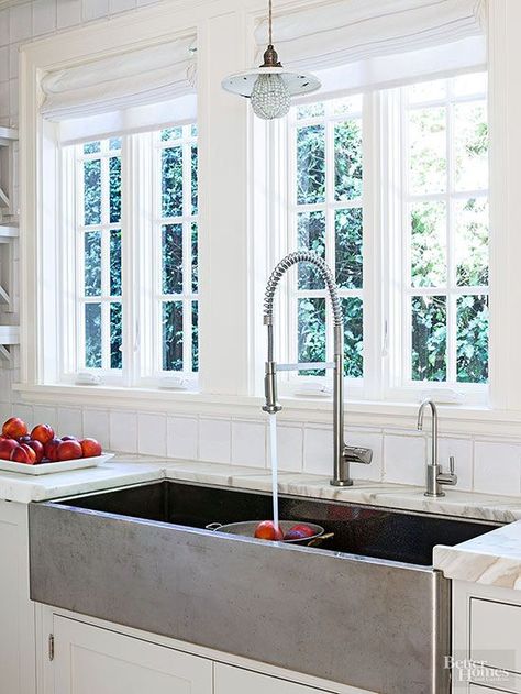 When it comes to sink trends, the emphasis is on function. Generous, high-performance models with a single bowl contain splashes while simultaneously accommodating large pots and pans or other items that require handwashing. Kohler Farmhouse Sink, Sink Trends, Rustic Kitchen Sinks, Modern Kitchen Sinks, Kitchen Sink Design, Decor Ikea, Timeless Kitchen, Kitchen Design Trends, Farmhouse Sink Kitchen