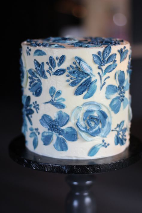 Learn to create beautiful floral cakes quickly with just a palette knife. No more messy bags or melting buttercream in hot hands! 64 Birthday Cake, Lemon Cake Design, Delft Wedding, Blue Floral Cake, Blue And White Cake, Decorating Desserts, Frosting Ideas, Blue Magnolia, Cake Lemon