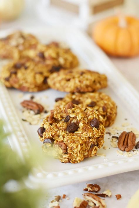 Need a quick and easy breakfast? Baked oatmeal cookies are the answer! Specifically these oatmeal cookies–which are filled with toasted pecans, pumpkin spice and everything nice. Breakfast Baked Oatmeal, Pecan Oatmeal Cookies, Easy Breakfast Bake, Pecan Oatmeal, Whole Wheat Noodles, Veggie Fritters, Pumpkin Spice And Everything Nice, Pesto Pizza, Sesame Sauce