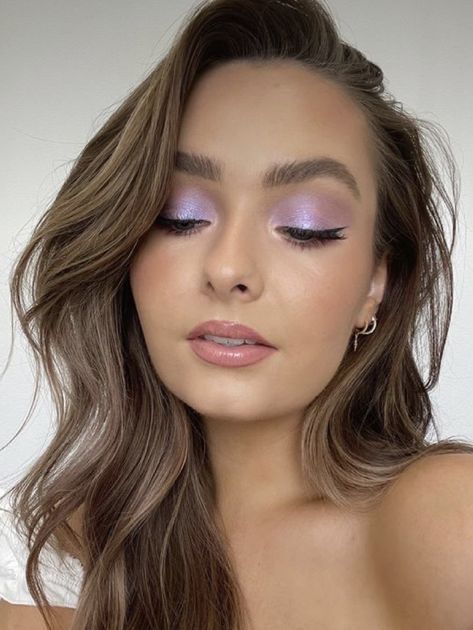 Purple Natural Eye Makeup, Natural Glam Makeup Purple, Lilac Purple Eyeshadow Looks, Eye Makeup For A Purple Dress, Lilac Prom Dress Makeup, Makeup For Lilac Outfit, Wedding Makeup Lilac, Prom Eye Makeup For Purple Dress, Makeup For Violet Dress