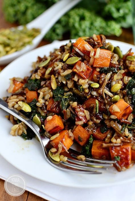 15 Scrumptious Ways to Make Vegetarian Fried Rice Sweet Potato And Kale, Wild Rice Recipes, Sweet Potato Kale, Veggie Stock, Fall Dinner Recipes, Idee Pasto Sano, Wild Rice, Vegan Butter, Vegetarian Dishes