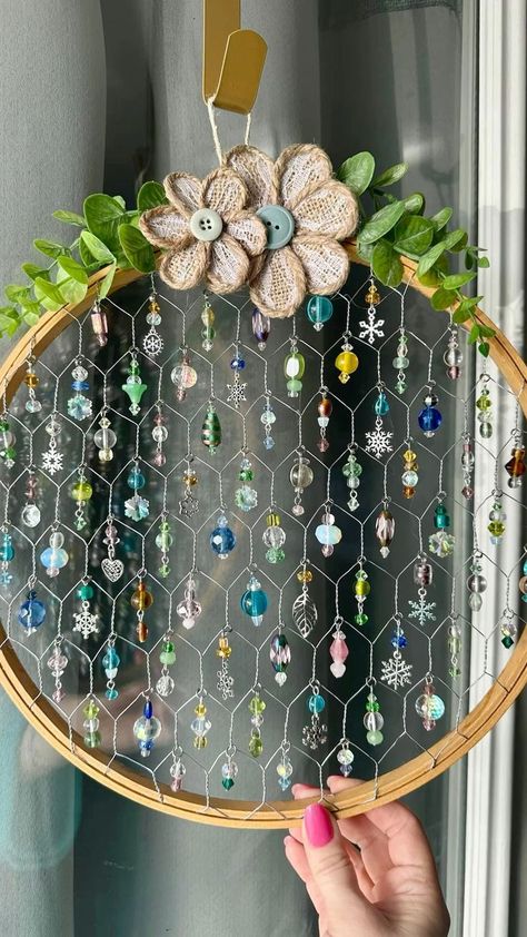 Fun Diy Crafts For Adults, Embroidery Rings, Chicken Wire Crafts, Crystal Suncatchers Diy, Suncatcher Diy, Glass Bead Crafts, Bead Crafts Diy, Diy Wind Chimes, Pola Sulam